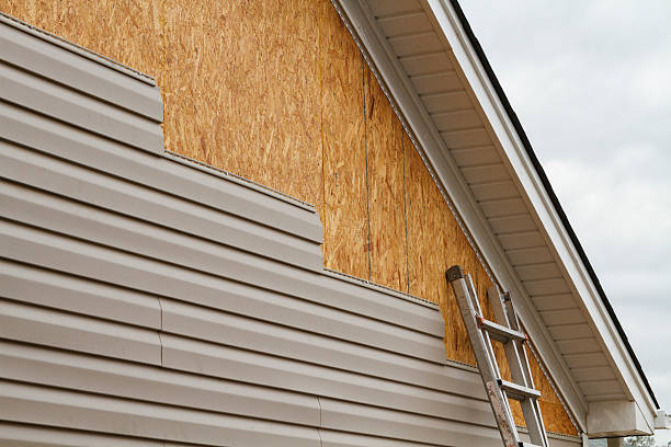 Professional Vinyl Siding technician working in Derwood, MD